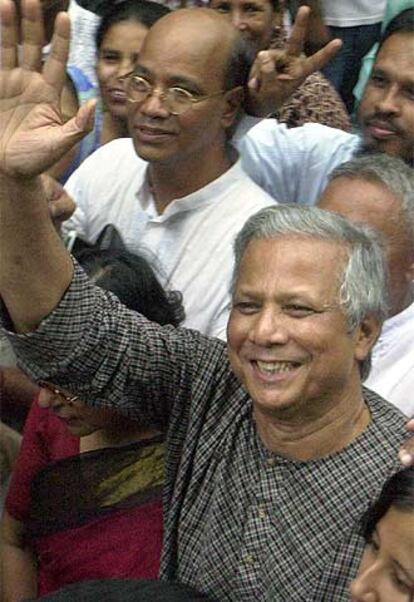 Muhammad Yunus, en Dhaka (Bangladesh), tras hacerse público que ha sido galardonado con el Premio Nobel.