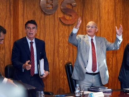 El presidente del Banco Sabadell, Josep Oliu (en el centro), con el consejero delegado, Jaume Guardiola (izquierda) y el secretario Miquel Roca 