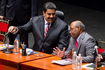 Maduro, junto al vicepresidente Arist&oacute;bulo Ist&uacute;riz.