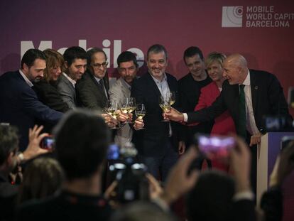 Las autoridades, encabezadas por el presidente Quim Torra, brindan en el inicio de Tech Spirit Barcelona. 