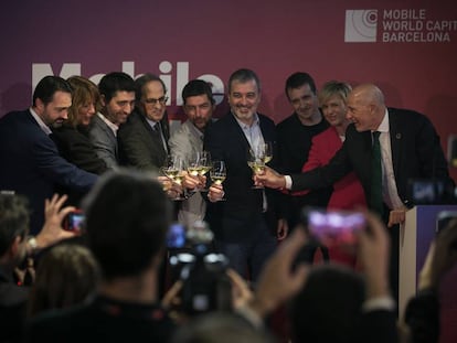 Las autoridades, encabezadas por el presidente Quim Torra, brindan en el inicio de Tech Spirit Barcelona. 