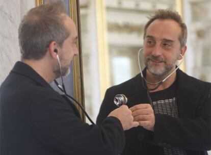 Gonzalo de Castro, que da vida al <b>doctor Mateo</b> en la serie televisiva de Antena 3, fotografiado en el teatro Español.