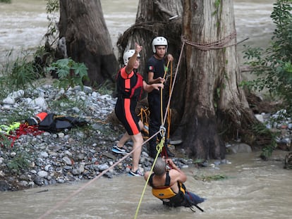 Elementos de un equipo de Protección Civil de Nuevo León participan en el rescate de personas que quedaron atrapadas en la corriente del río La Silla, en Nuevo León.