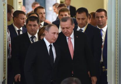 El presidente ruso, Vladimir Putin, y su hom&oacute;logo turco, Recep Tayyip Erdogan, entran a la sala de reuniones del Palacio Konstantinovsky de San Petersburgo el martes 10 de agosto.