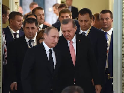 El presidente ruso, Vladimir Putin, y su hom&oacute;logo turco, Recep Tayyip Erdogan, entran a la sala de reuniones del Palacio Konstantinovsky de San Petersburgo el martes 10 de agosto.