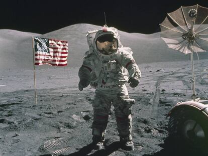 Eugene Cernan pasea por la Luna en 1972.