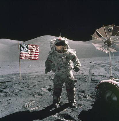 Eugene Cernan pasea por la Luna en 1972.