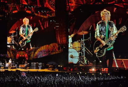 Las pantallas gigantes del escenario proyectan la imagen de Keith Richards.