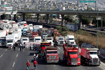 A ira coletiva foi inflamada pelo aumento da gasolina, mas a ele se somaram a alta no preço da eletricidade, a falta de combustíveis, a crescente inflação e a desvalorização diária do peso. Na imagem, caminhões bloqueiam a estrada que vai da Cidade do México para Querétaro, em Cuautitlán Izcalli.