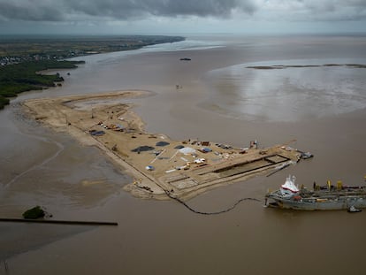 Un barco crea una isla artificial para la extracción de petróleo en alta mar en la desembocadura del río Demerara, en Guyana.