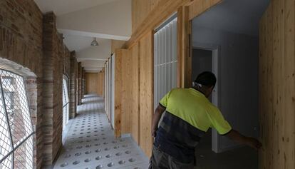 Viviendas sociales de madera en el recinto de la antigua Fabra i Coats que se entregarán en breve.