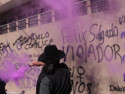 Activistas escriben "Félix Salgado violador" y "AMLO cómplice" en la fachada del Tribunal Electoral de Chilpancingo.