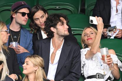 A los que también se ha podido ver disfrutar en las gradas de Wimbledon haciéndose selfis en grupo es a la actriz Sienna Miller junto a su pareja, Oli Green, y a la modelo e 'influencer' Alexa Chung, junto a su actual novio, el actor británico Tom Sturridge. Precisamente Sturridge es la expareja de Miller y padre de su hija Marlowe, de nueve años. 
