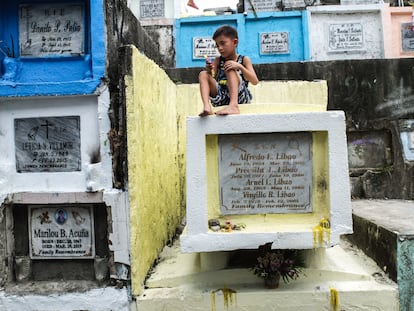 En estos dos días festivos se produce una peregrinación de millones de filipinos desde las localidades donde trabajan a sus casas para visitar a sus muertos. 