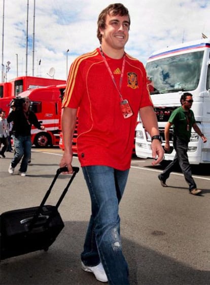 Alonso llega a Silverstone con la elástica de España