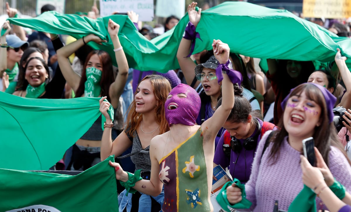 Miles de mujeres exhiben su fuerza en las calles de América Latina ...