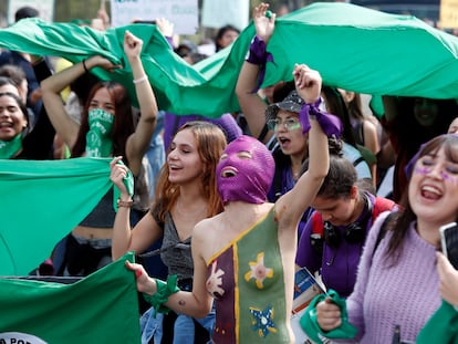 Mujeres protestan en el Día Internacional de la Mujer, este domingo en Bogotá.