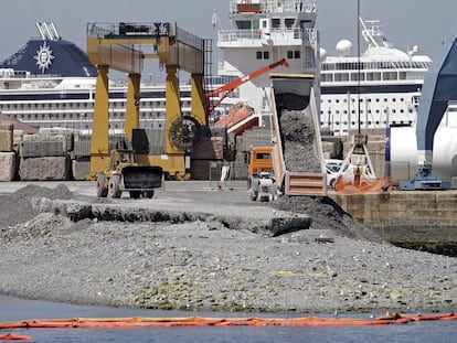La maquinaria de obras retoma ayer el vertido de materiales para el relleno.
