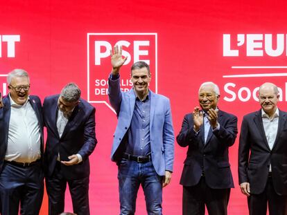 Desde la izquierda, los socialistas europeos Elly Schlein, Nicholas Schmit, Marcel Ciolacu, Pedro Sánchez, Antonio Costa y Olaf Scholz, este sábado en Roma.