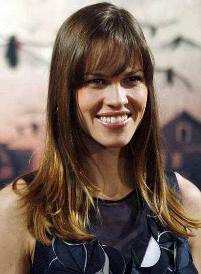 Hilary Swank protagoniza la película 'La cosecha', que se ha presentado hoy en Barcelona. La actriz ganadora de dos oscar interpreta a una misionera que tiene que resolver unos fenómenos extraños que suceden en un pueblo de EE UU, relacionados con las diez plagas bíblicas. El filme lo dirige Stephen Hopkins.