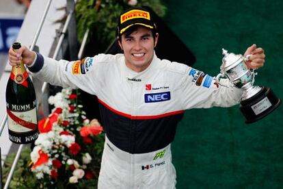 Sergio Pérez celebra su segundo puesto.