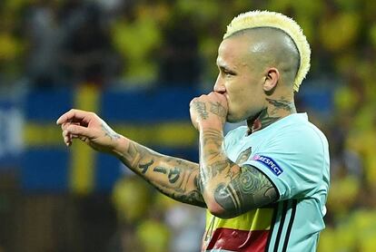 Radja Nainggolan celebra el gol contra Suecia que metió a Bélgica en octavos de final. La selección de Wilmots, plagada de estrellas, todavía no ha mostrado juego de equipo. Era uno de los equipos más esperados de esta Eurocopa y de momento no consigue enamorar. Pero se ha clasificado para octavos y se enfrentará a Hungría.