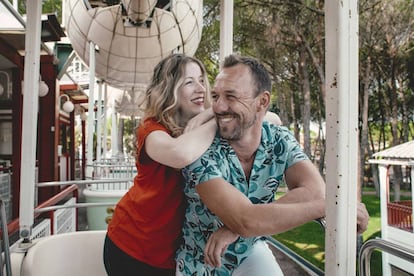 La directora Pilar Palomero y el actor y 'coach' Rubén Martínez, en el Parque de Atracciones de Madrid.