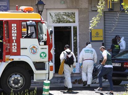 Agentes de criminalística de la Guardia Civil entran en el edificio de Sigüeiro donde se produjo el incendio.