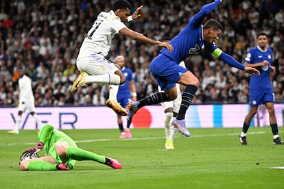 El delantero brasileño del Real Madrid Rodrygo junto con Thiago Silva y Kepa Arrizabalaga del Chelsea en un lance del partido.