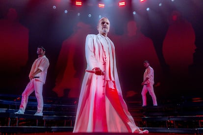 El cantante Miguel Bosé durante el concierto en el Movistar Arena, en Madrid (España). 