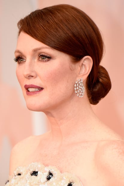 Julianne Moore, con moño bajo y pendientes de Chopard.