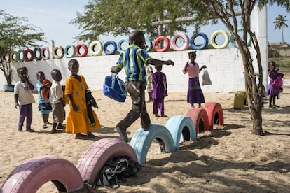 Un grupo de niños juega en la escuela abierta en enero, en Gandiol (Senegal).