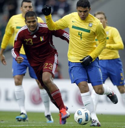 Thiago Da Silva disputa el balón con Rondón en el partido frente a Venezuela de la Copa de América.