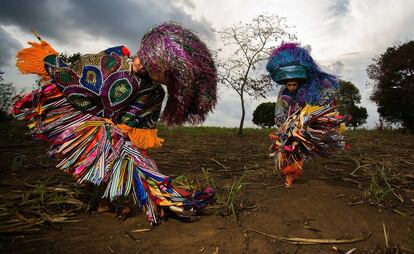 Personajes vestidos como el Maracatú Águila Misteriosa, en Nazaré da Mata, estado de Pernambuco (Brasil). Los grupos de Maracatú se reúnen en el Carnaval para presentación en plazas y espacios públicos, donde sus personajes de la época del imperio como reyes y reinas, bailan durante la fiesta de Carnaval.