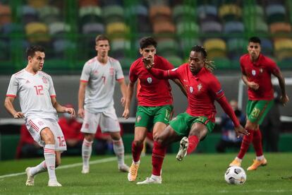 Renato Sanches y and Trincao intentan interceptar un pase de Sergio Reguillón, durante una jugada de ataque de la selección española. 