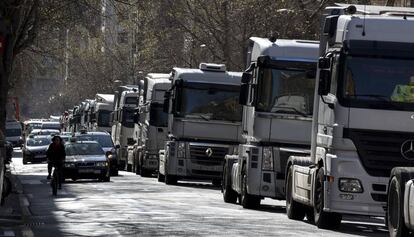 Camiones en marcha lenta en el centro de Barcelona.
