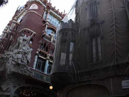 Un aspecto de la fachada del Palau y, cubierta con la red, de otra de las que no se derribará.
