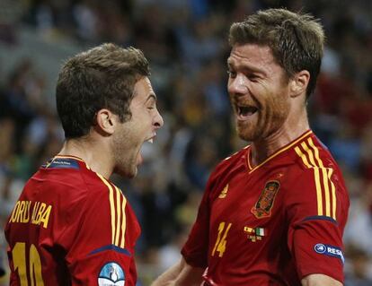 Jordi Alba celebra su gol con Xabi Alonso