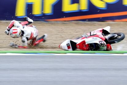 Danny Webb, de Mahindra Racing, cae al suelo durante la sesión de entrenamientos libres de Moto3.