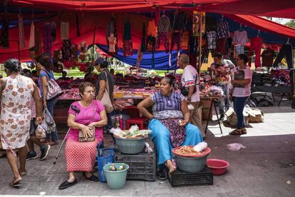 Dos mujeres venden alimentos en el mercado de El Espinal, Oaxaca.