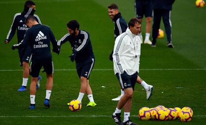 Julen Lopetegui no primeiro plano durante treino do Real Madrid.