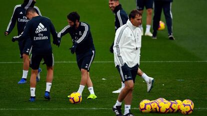 Julen Lopetegui no primeiro plano durante treino do Real Madrid.