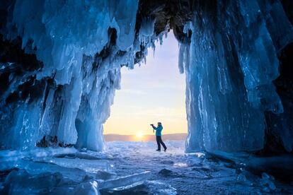 La isla de Oljón esconde fotogénicos rincones como esta fabulosa gruta de hielo azul. Es una de las 27 islas que hay en el lago Baikal, y también un importante centro espiritual de los chamanes buriatos, pueblo siberiano de etnia mongola que practica el budismo tibetano. El Baikal, con más de 600 kilómetros de largo y 79 de ancho, constituye además una de las mayores reservas de agua dulce del planeta. Y más de la mitad de las 2.400 especies de plantas y animales que viven en sus aguas y sus orillas son endémicas.