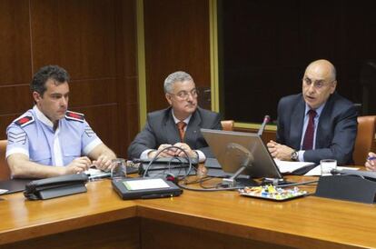 Ares (derecha), ayer, durante su comparecencia en el Parlamento.