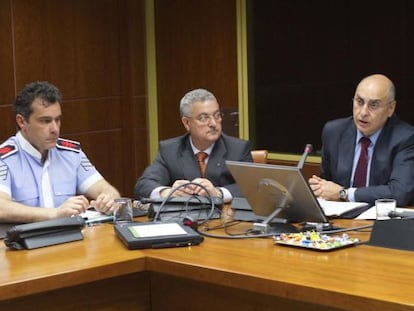 Ares (derecha), ayer, durante su comparecencia en el Parlamento.