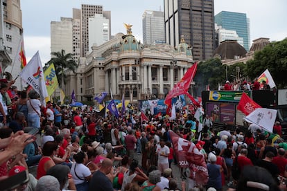 Decenas de personas reunidas en Río de Janeiro para conmemorar los hechos del 8 de enero del año pasado.