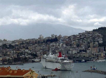 El <i>Sky Wonder</i>, encallado desde el martes en la bahía del puerto turco de Kusadasi.