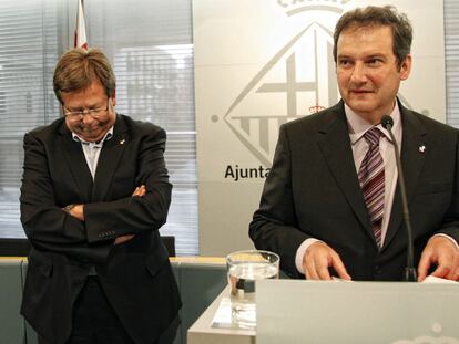 El cuarto teniente de alcalde, Ramón García Bragado, tras el alcalde de Barcelona, Jordi Hereu.