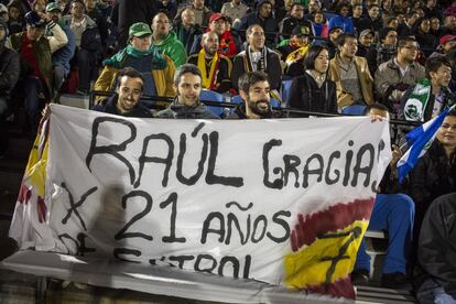 Aunque en la semifinal del pasado 7 de noviembre Raúl marcó uno de los dos goles que permitieron al Cosmos llegar a la final al derrotar por 2-1 a los Strikers de Fort Lauderdale (Florida), en esta ocasión no tuvo la misma suerte. En la imagen, un grupo de espectadores durante el partido.