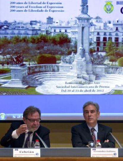 Cebrián, en el debate sobre la crisis de la prensa celebrado en Cádiz.